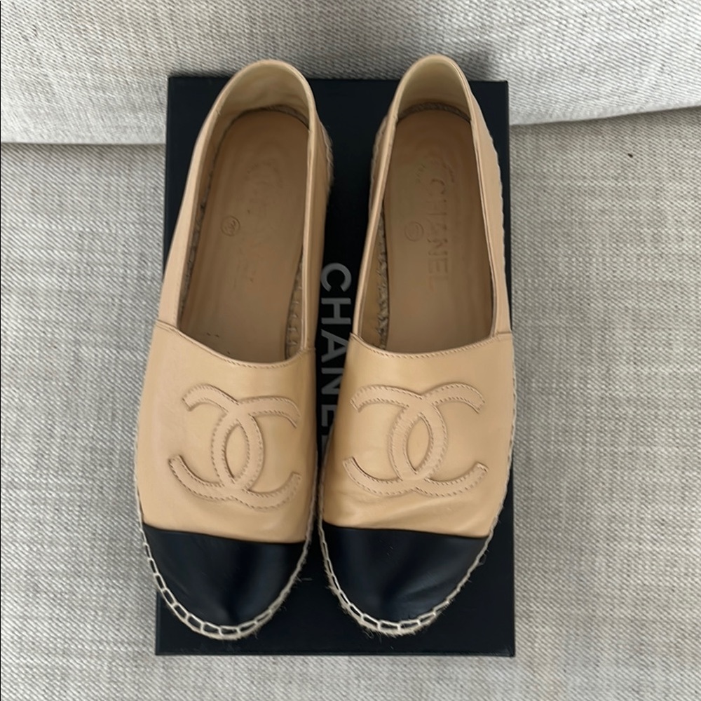 CHANEL Tan and Black Espadrille Flats with Iconic Logo - Picture 2 of 3
